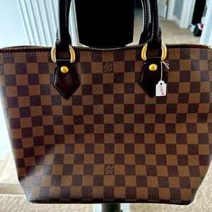 $315 LIKE NEW small Louis Vuitton tote.  Chocolate & Tan exterior.